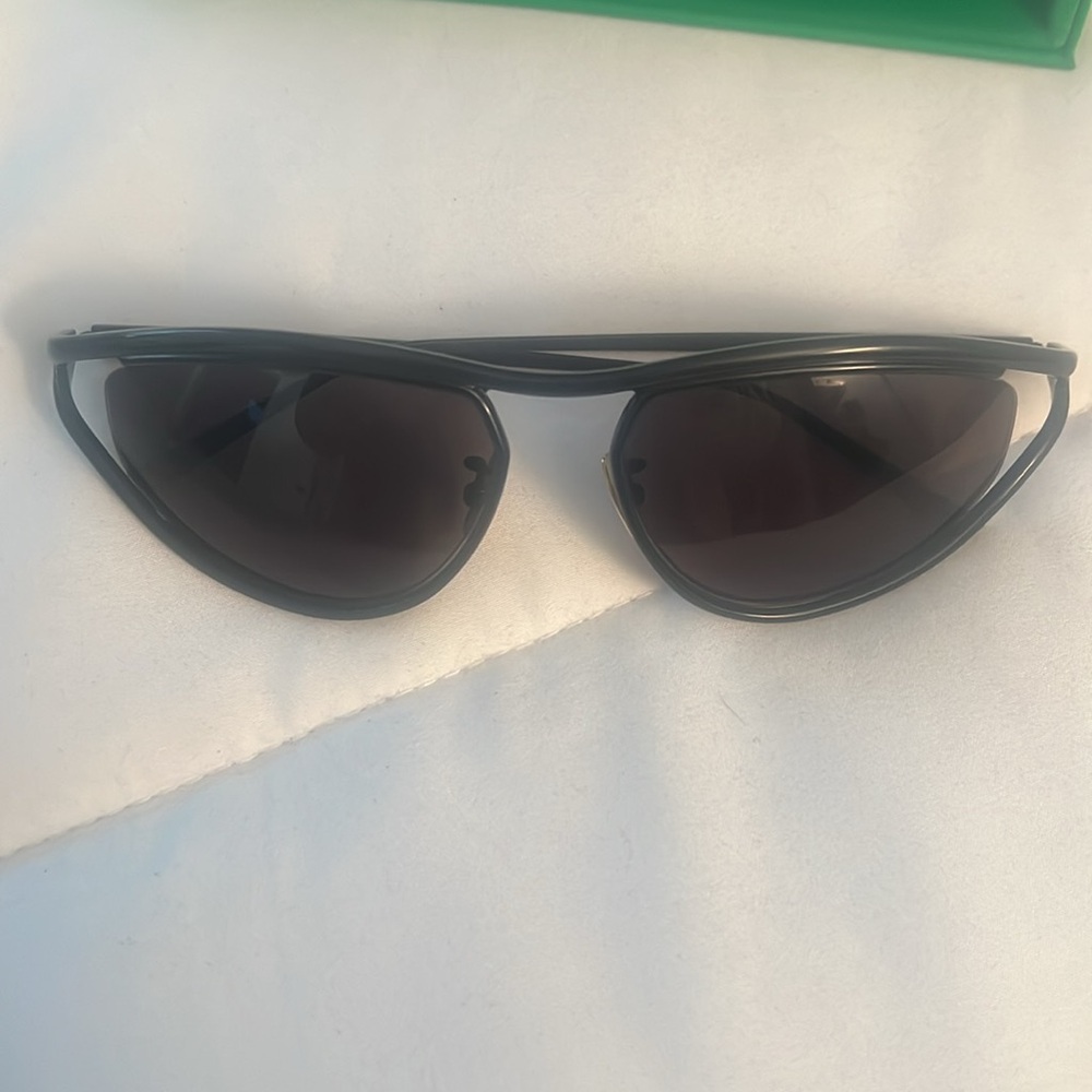 Bottega Veneta sunglasses- worn once - Picture 3 of 8